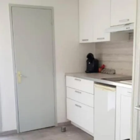 아파트 Studio Cabin With Balcony Ideally Located!