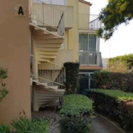 Studio Cabin With Balcony Ideally Located! *