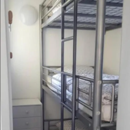 Studio Cabin With Balcony Ideally Located! 아파트 아그