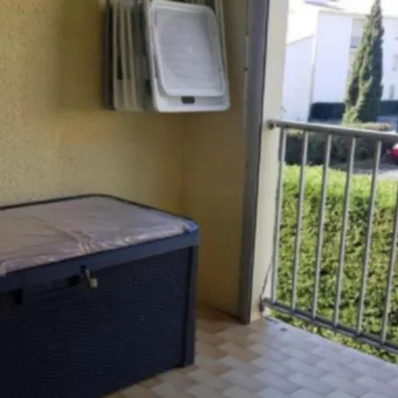 Studio Cabin With Balcony Ideally Located!