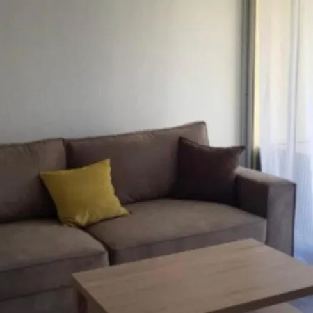 Studio Cabin With Balcony Ideally Located! 아파트 아그